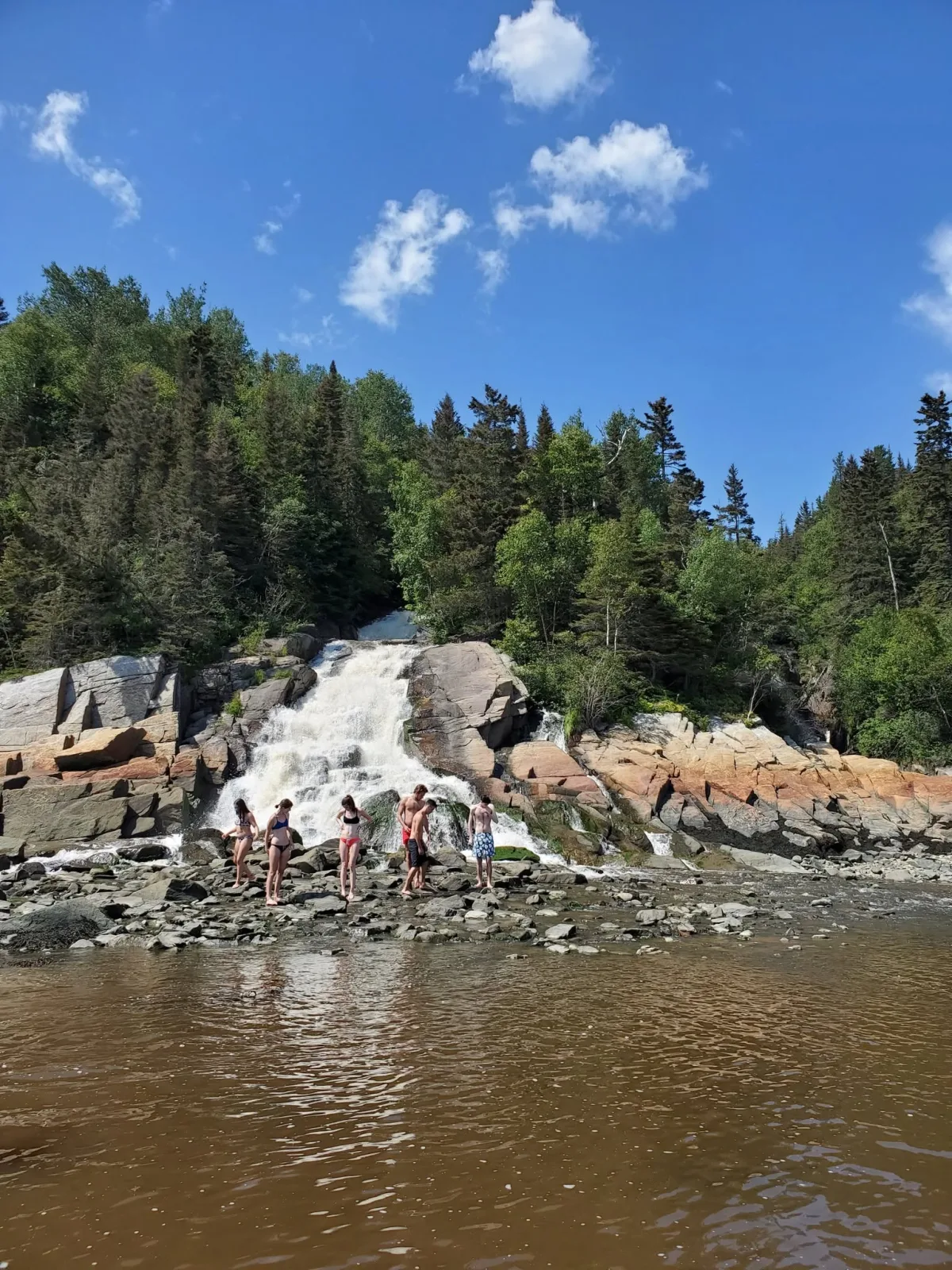 Pequena cachoeira entre as dunas de Tadoussac chegando à praia