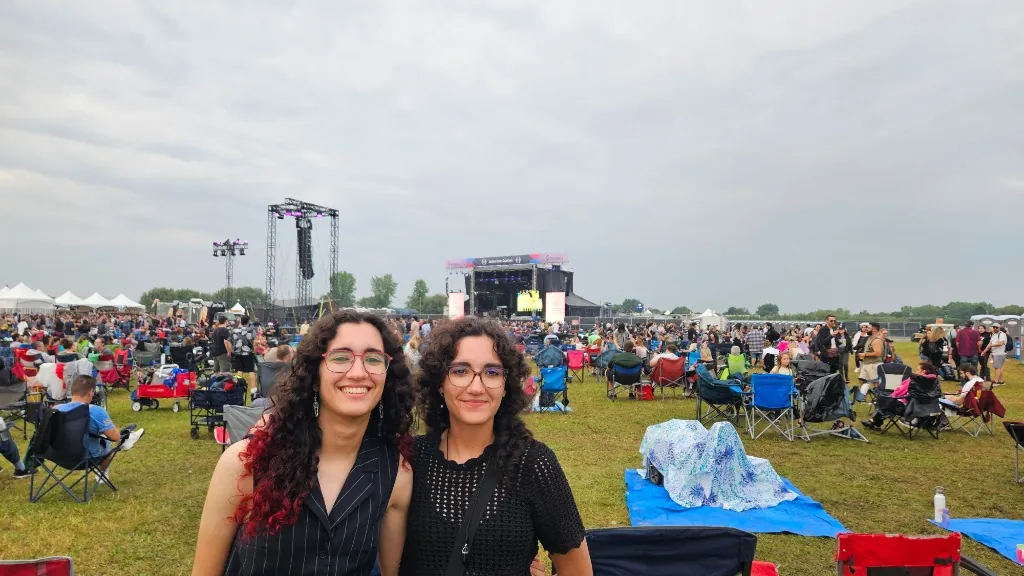 Les filles profitant des concerts et de l’ambiance à l’intérieur du festival