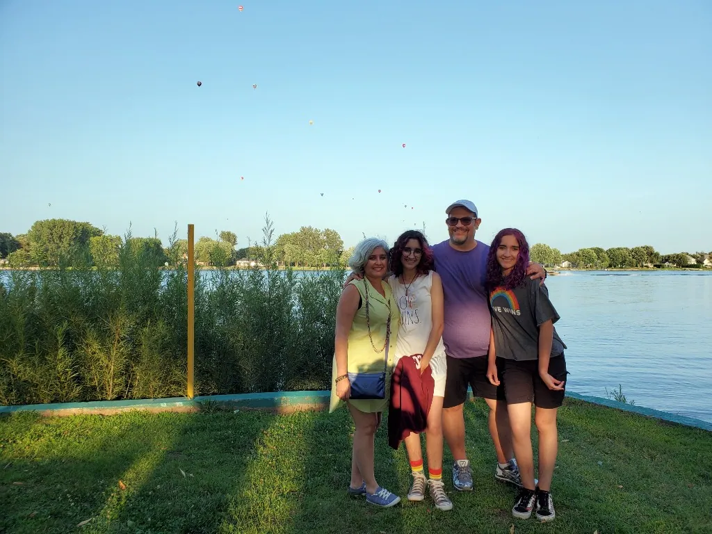 Notre famille lors du pique-nique au bord de la rivière