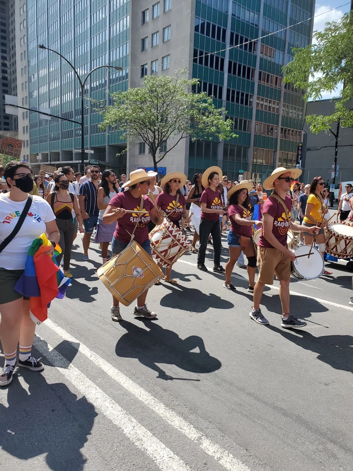 Grupo de percussionistas desfilando no Fierté Montréal em 2021