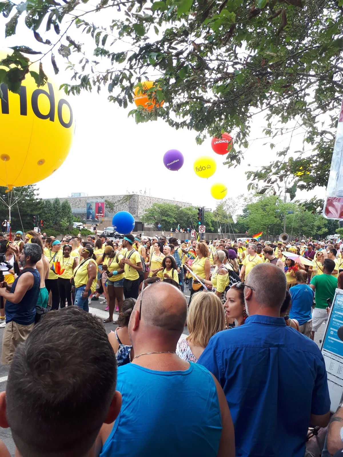 Público acompanhando o desfile do Fierté Montréal em 2019