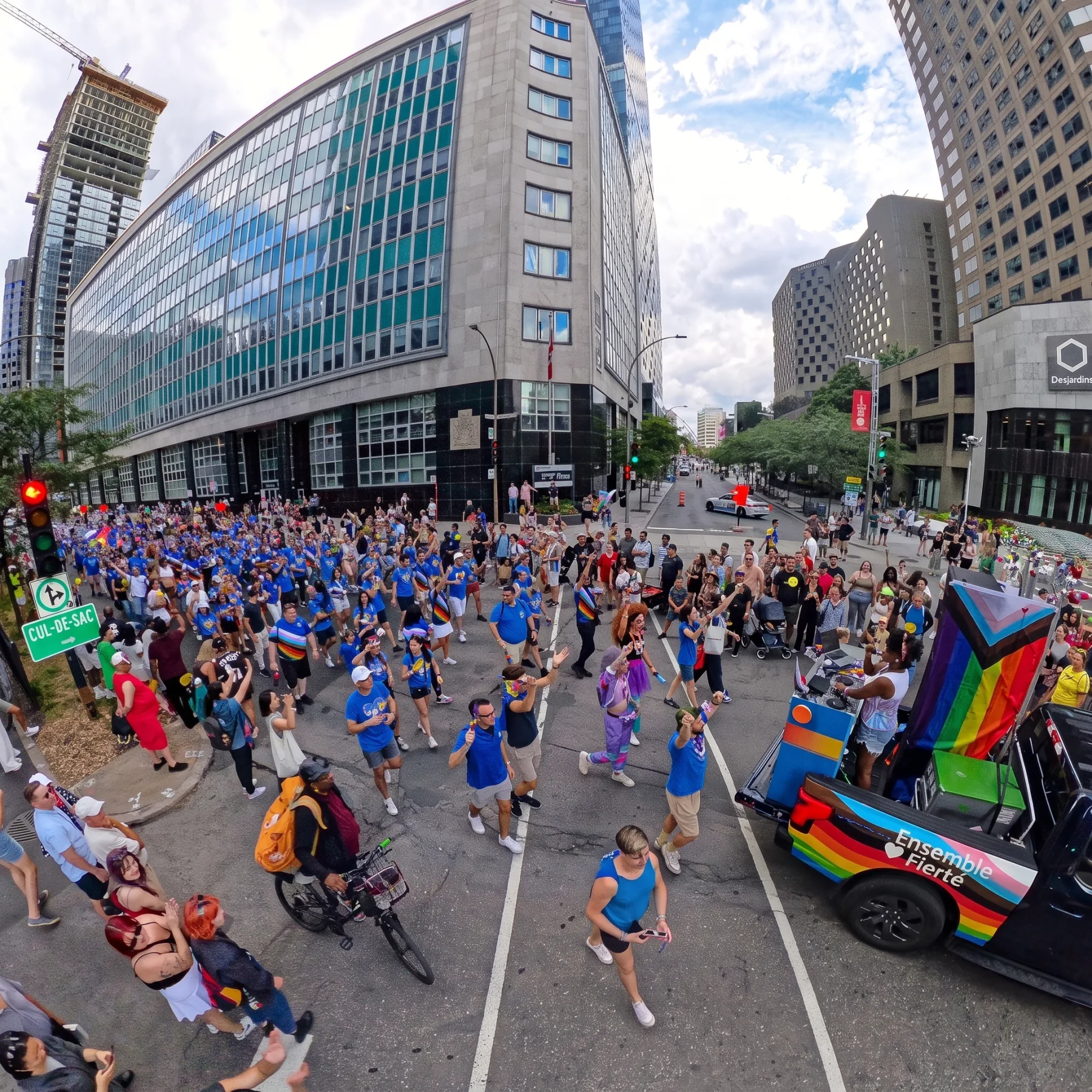 Vista aérea dos participantes e do público no desfile do Fierté Montréal