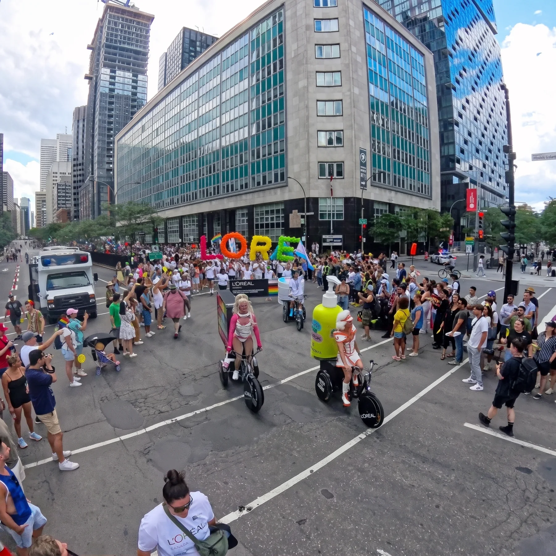 Vista panorâmica do desfile do Fierté Montréal no Boulevard René-Lévesque