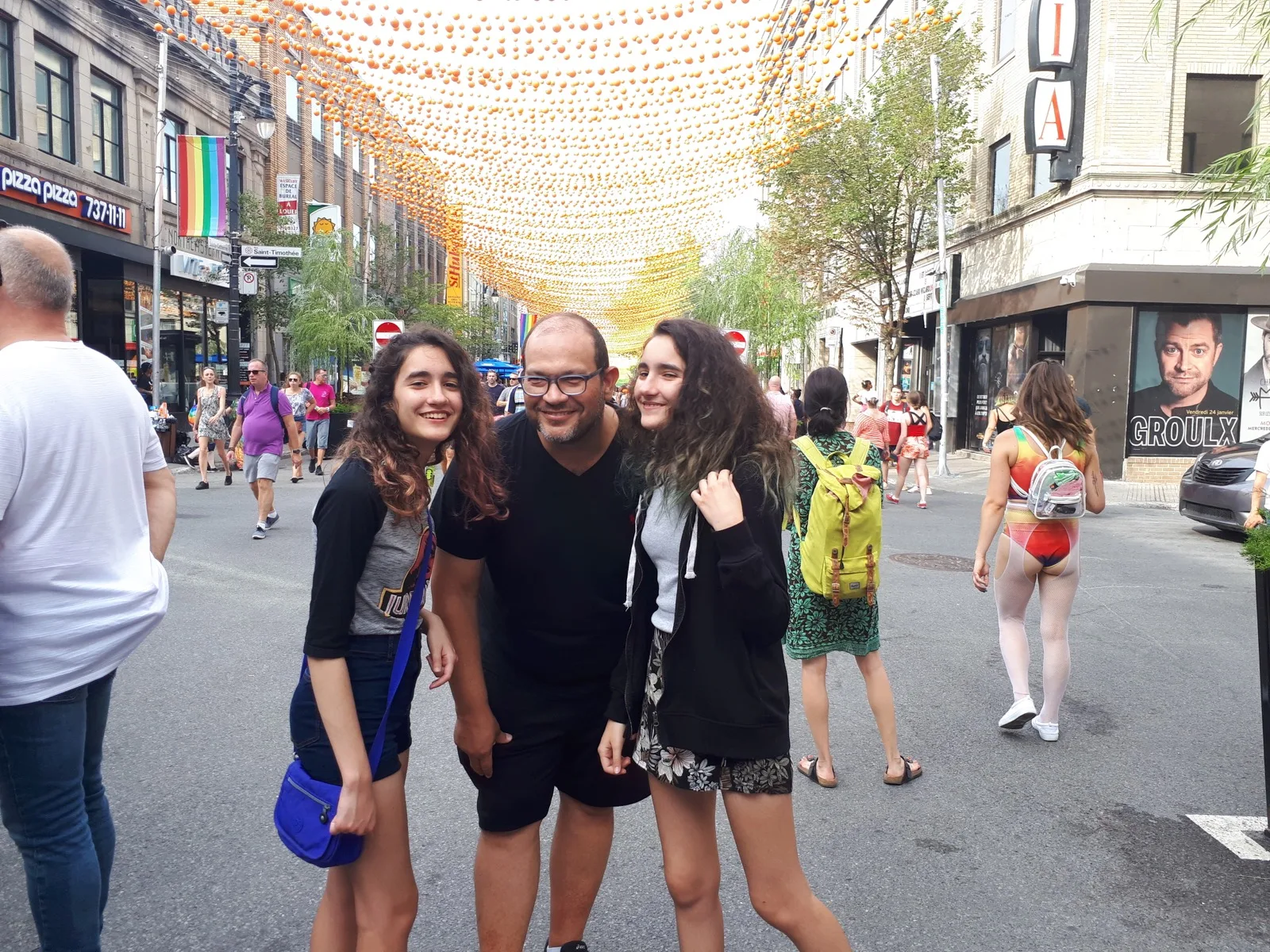 Marco com as filhas durante o Fierté Montréal no Village em 2019