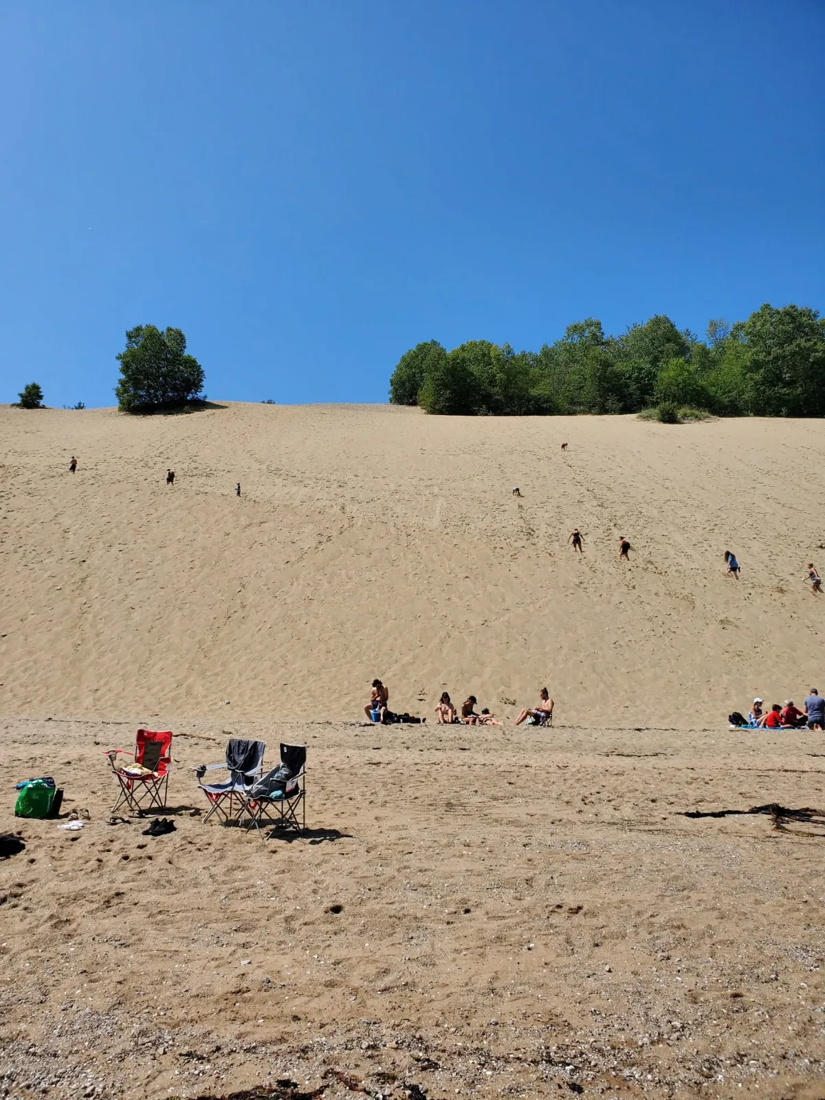 Grandes dunas de Tadoussac vistas da praia durante o verão