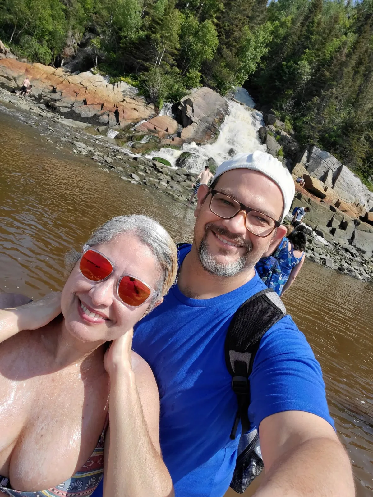 Marco e Alice diante da cachoeira nas dunas de Tadoussac