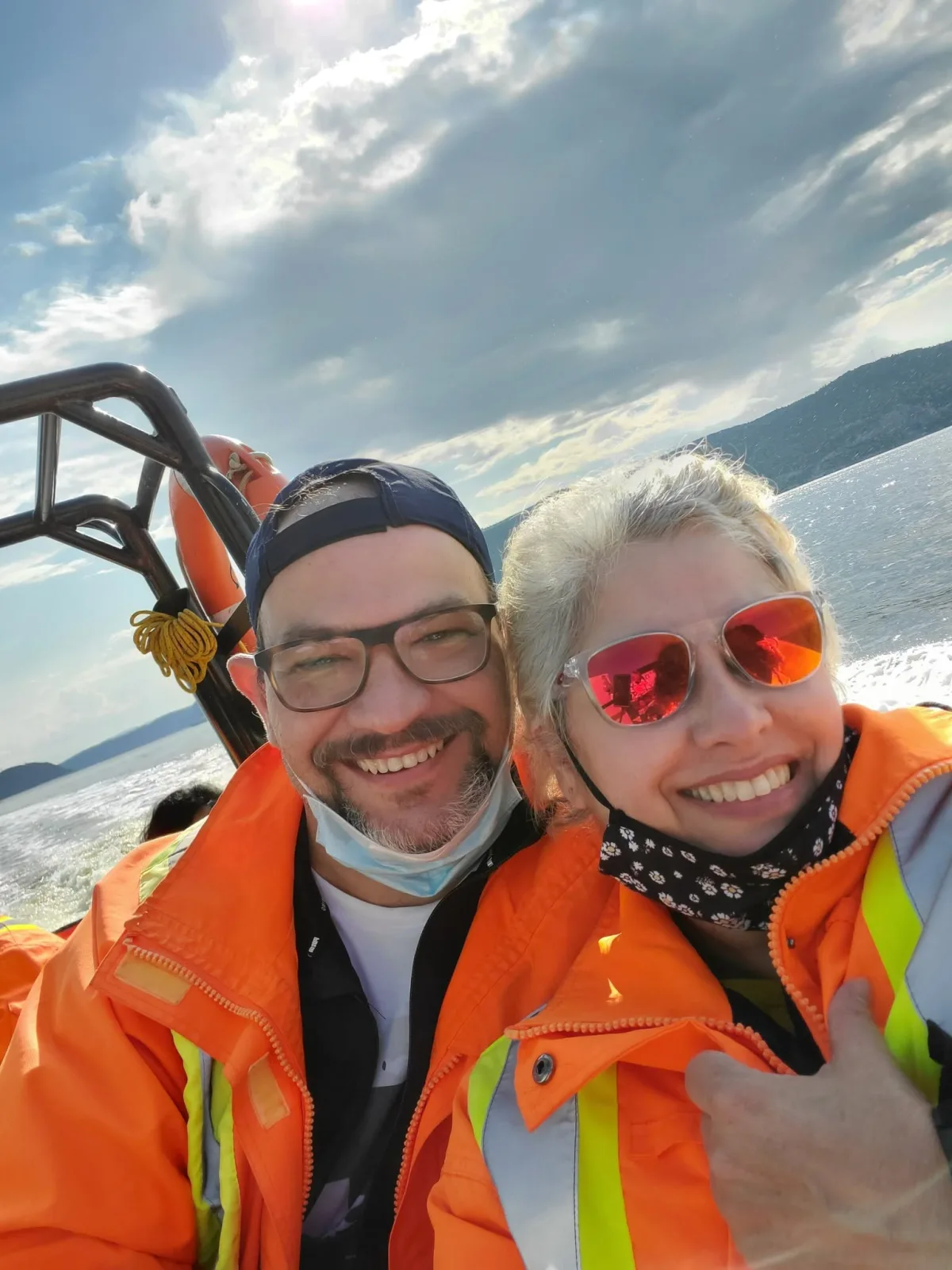 Marco e Alice usando os trajes de proteção durante o passeio de baleias em Tadoussac