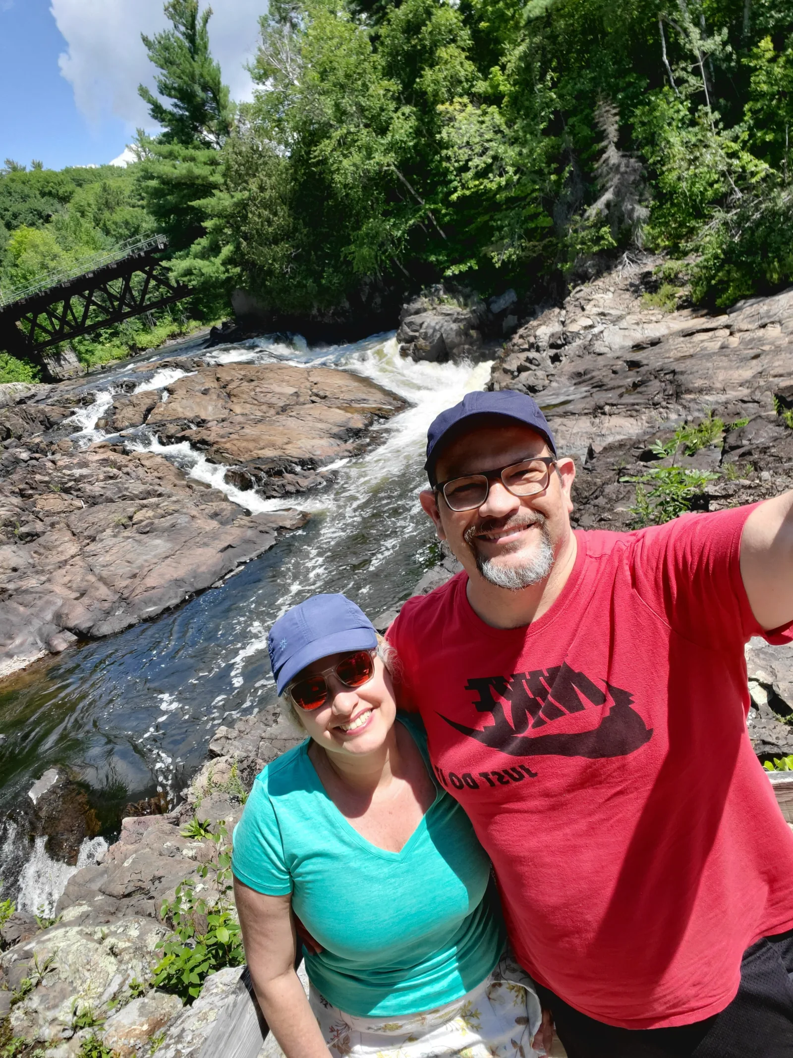 Marco y Alice frente a las cascadas del Parc des Chutes de Sainte-Ursule
