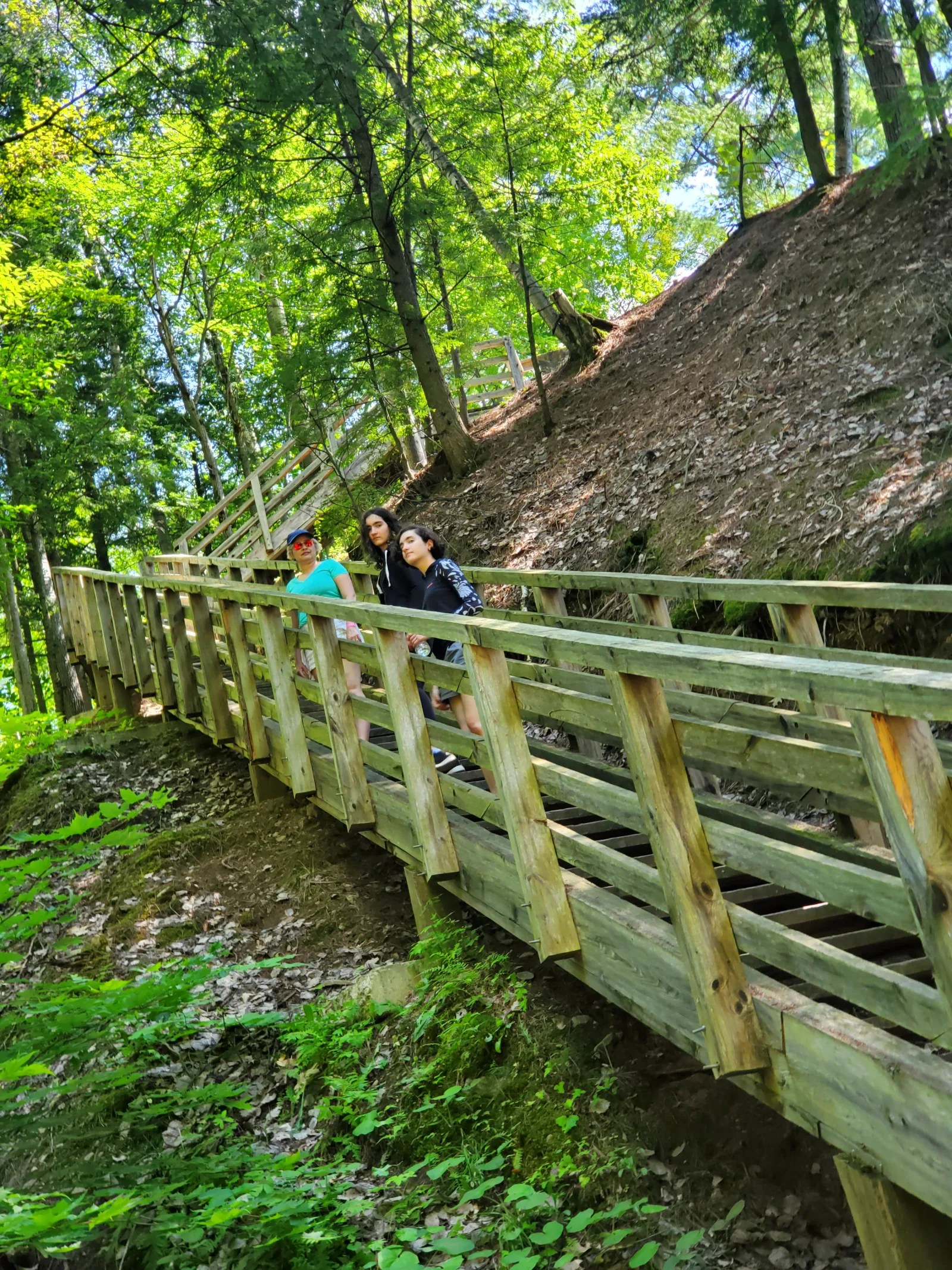 Alice y nuestras hijas en una pasarela de madera en la ladera de Sainte-Ursule