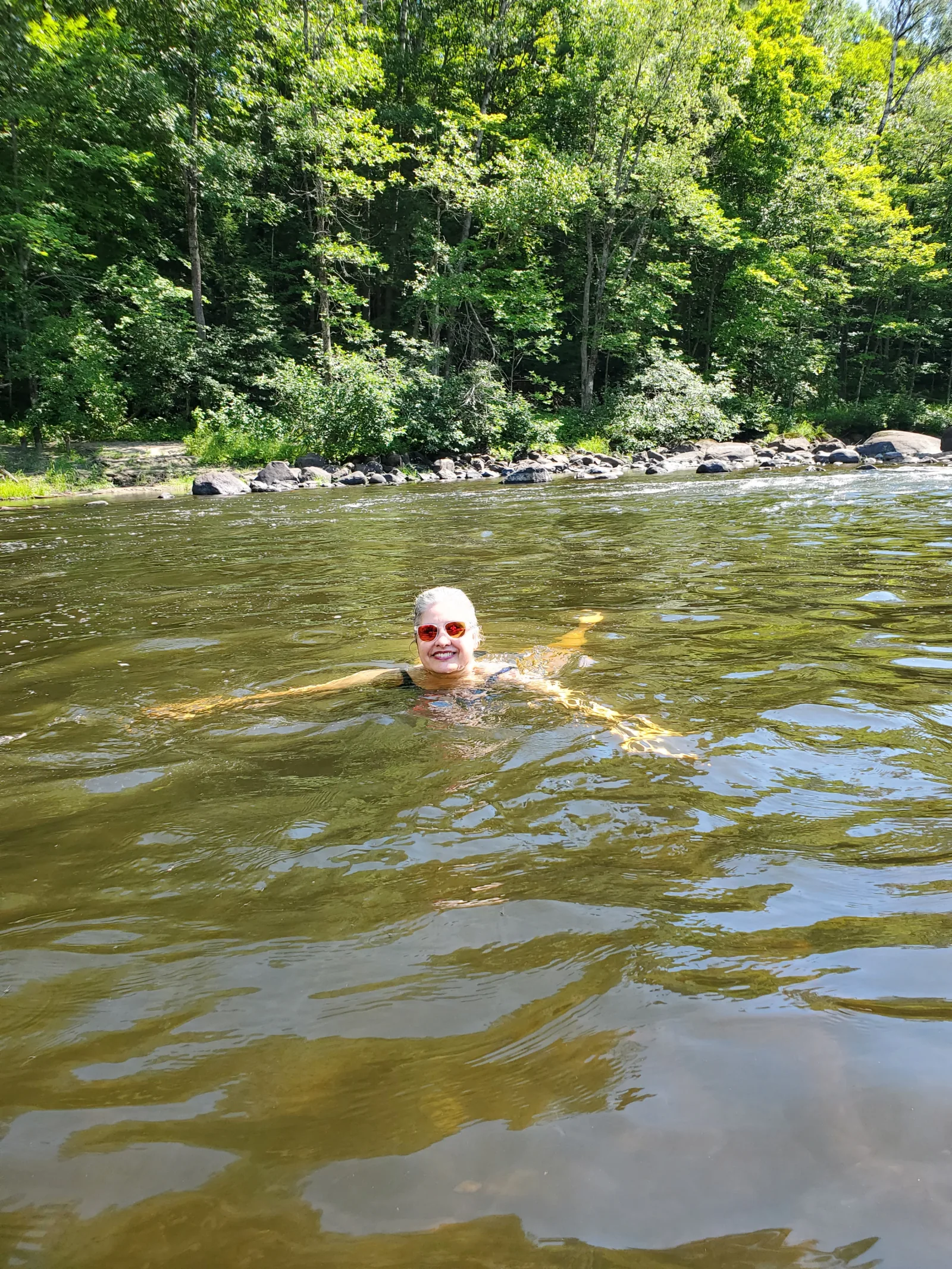 Alice nadando en el río Maskinongé durante nuestra visita familiar de 2020
