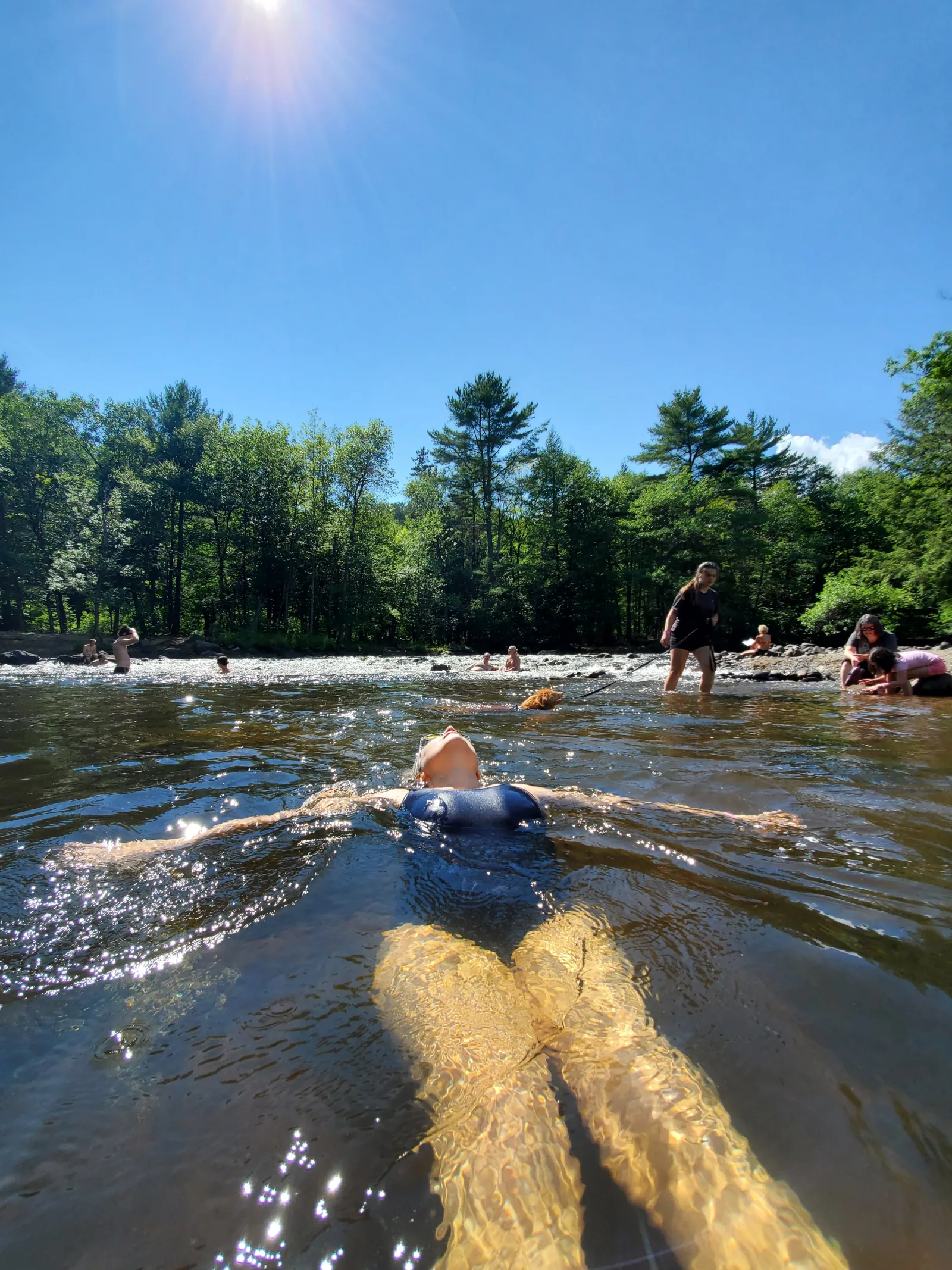 Vista al nivel del agua de Alice flotando en el río Maskinongé en 2020