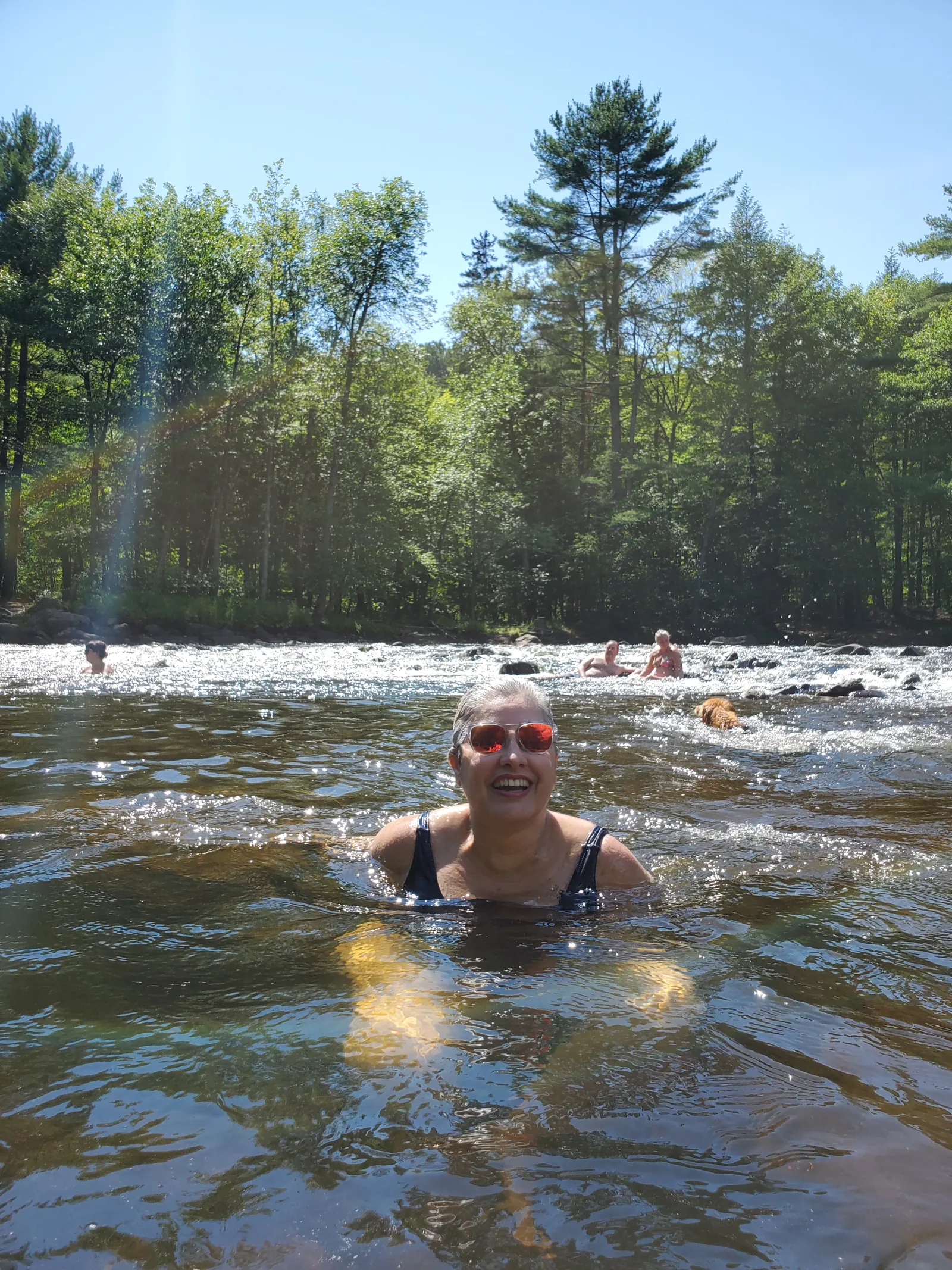 Alice sonriendo dentro del río Maskinongé durante nuestra visita de 2020