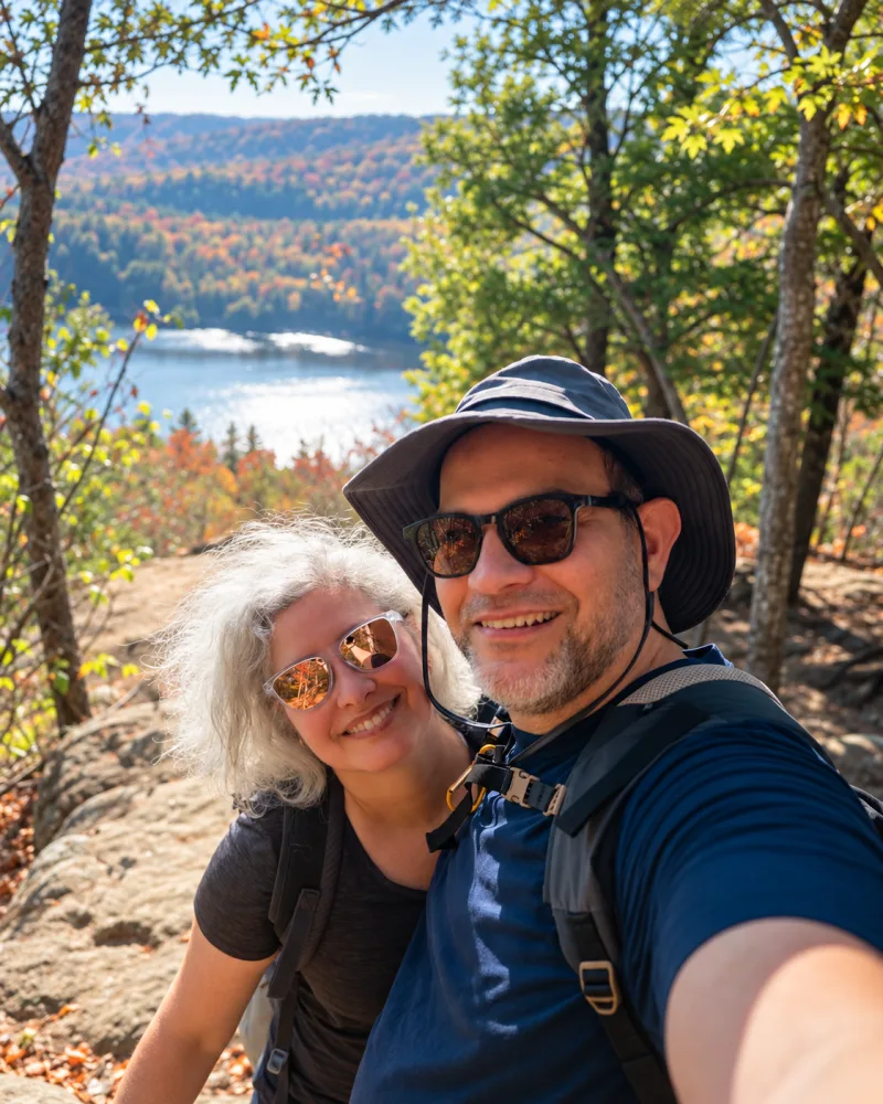 Marco e Alice durante a caminhada no Parc national du Mont-Orford com o lago ao fundo