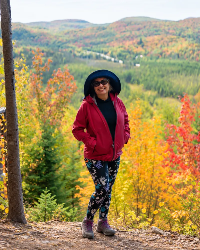 Alice no mirante do Mont Prud'homme com as montanhas coloridas ao fundo