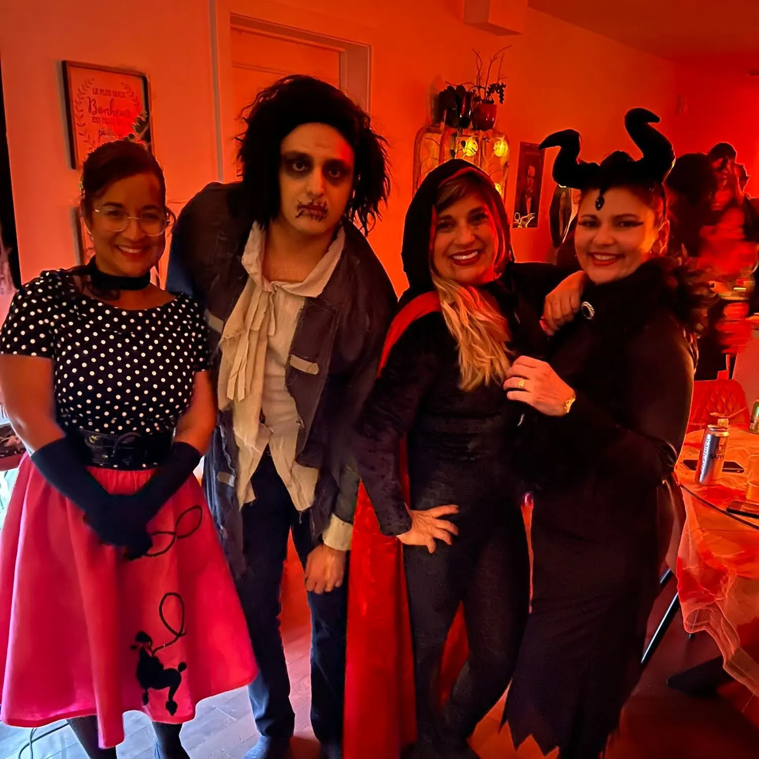 Disfraces de Halloween: falda de los años 50 con caniche, zombi con la boca cosida, vampira y villana con cuernos