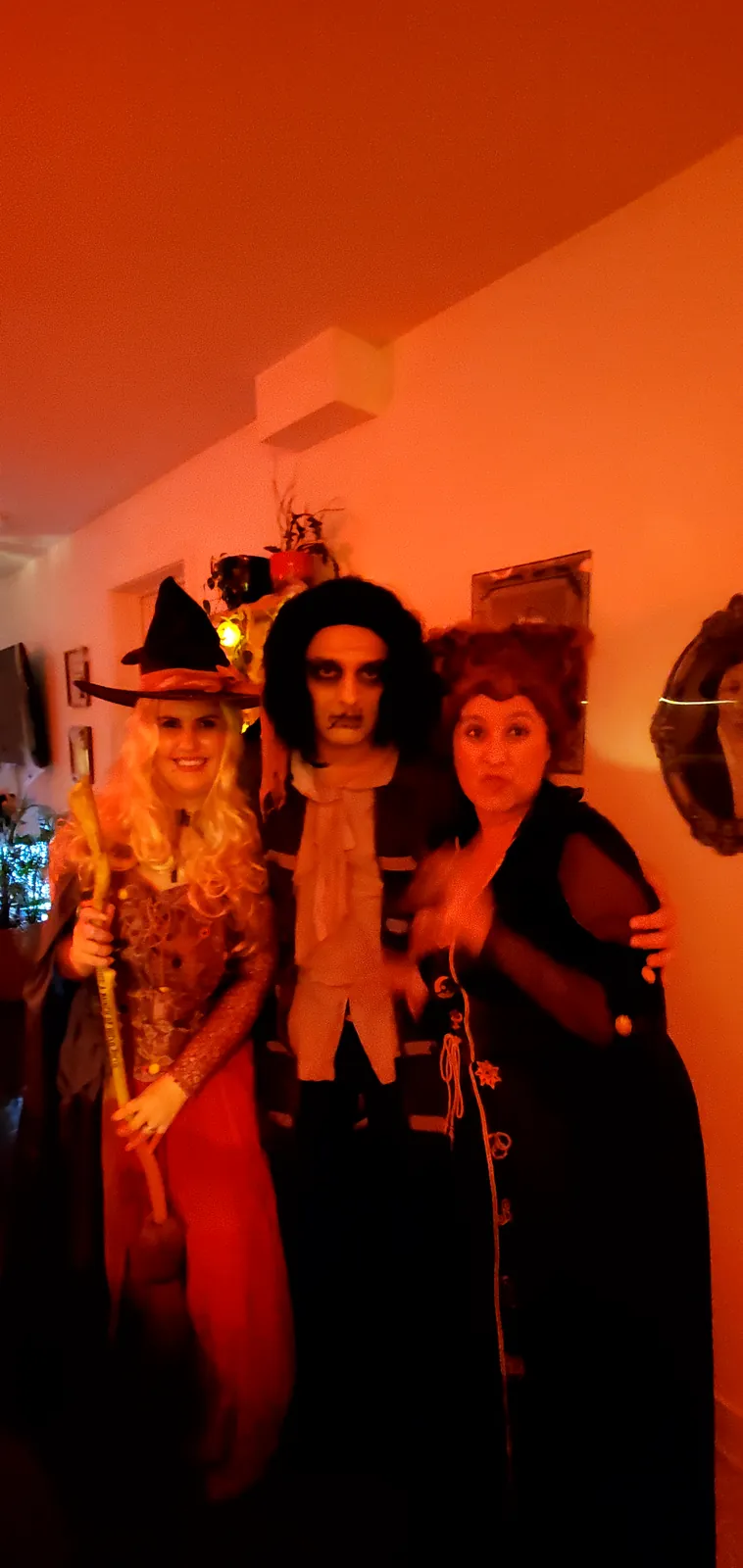 Disfraces de Halloween: dos brujas y un zombi