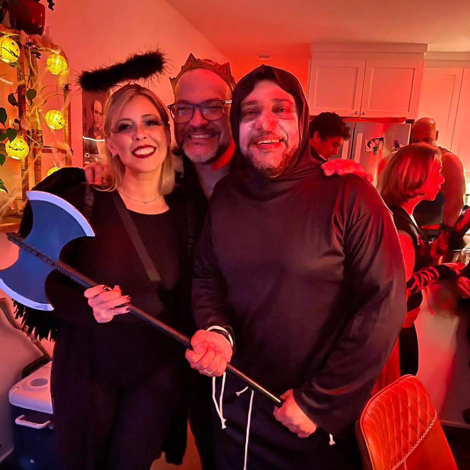Nuestra fiesta de Halloween en casa en Montreal: ángel caído con hacha, rey con corona y la muerte