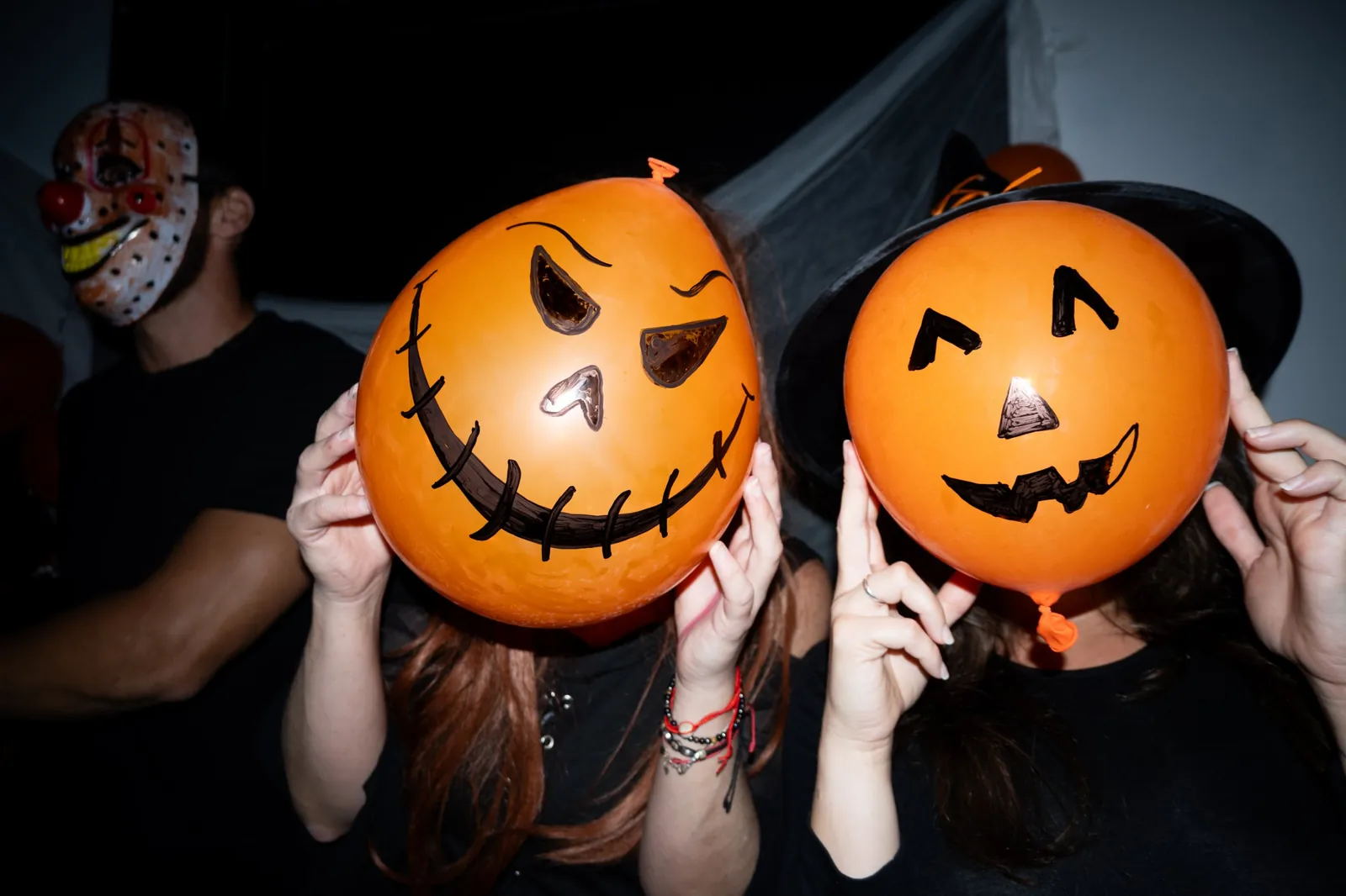 Globos de calabaza y máscara de payaso en una fiesta de Halloween