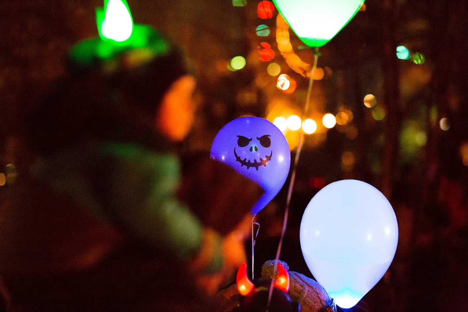 Globos luminosos con cara de calabaza en una noche de Halloween