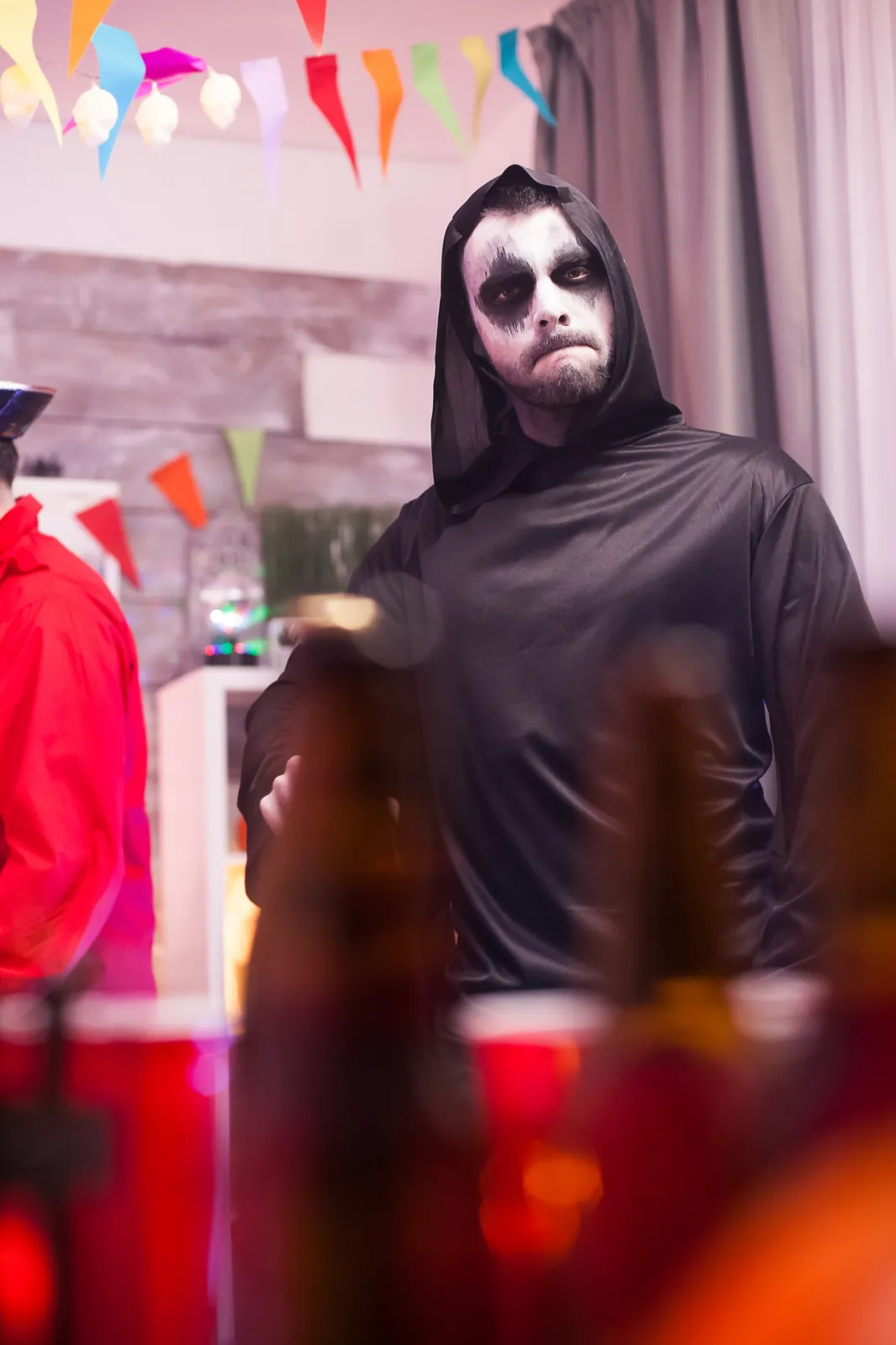 Invitado disfrazado de la muerte en una fiesta de Halloween