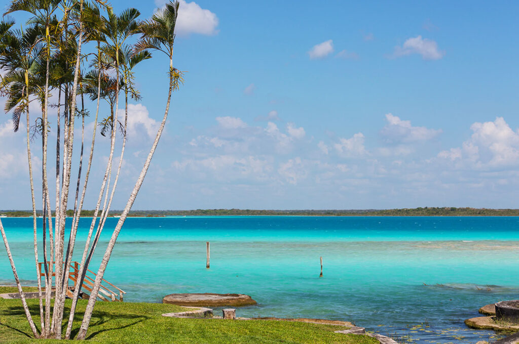 Passeio de barco na Lagoa de Bacalar- guia prático e honesto