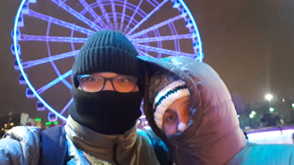 Vale a Pena Visitar Montreal no Inverno? A Realidade (Nua e Gelada) de quem mora aqui 9 Minha esposa e eu prontos para assaltar um banco em um passeio no Velho Porto de Montreal (Vieux-Montréal) durante o inverno.