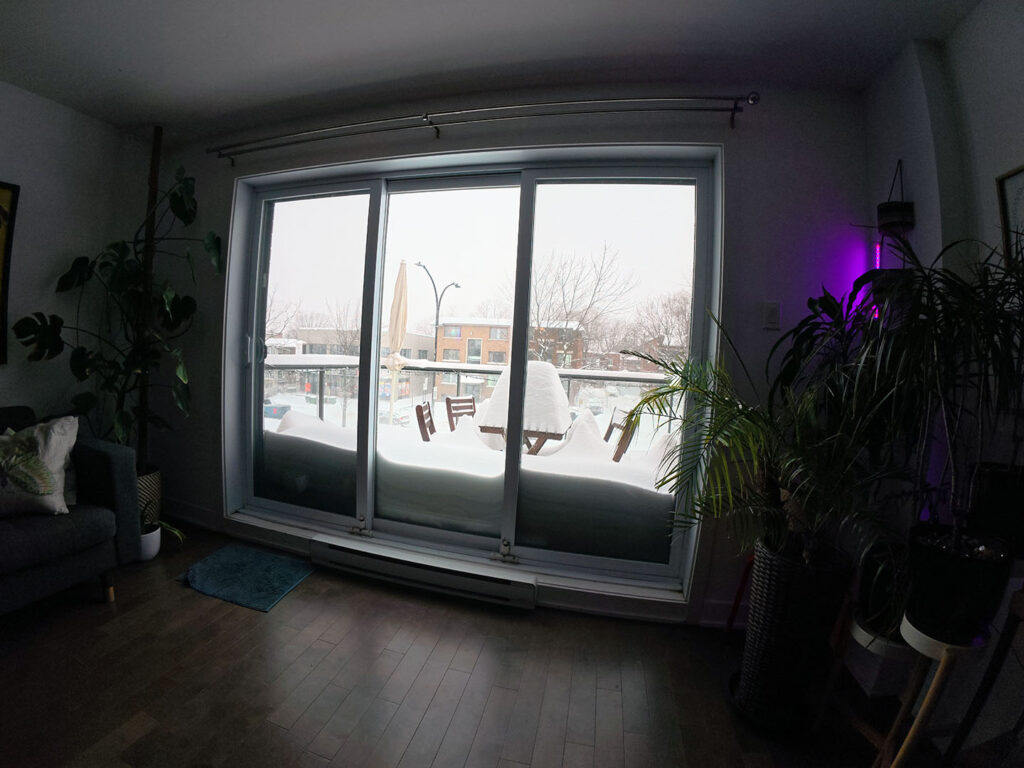 Vale a Pena Visitar Montreal no Inverno? A Realidade (Nua e Gelada) de quem mora aqui 5 Varanda do meu apartamento naqueles dias especias de nevasca
