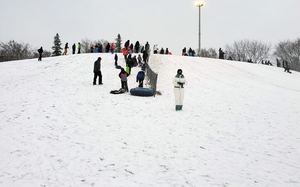 Vale a Pena Visitar Montreal no Inverno? A Realidade (Nua e Gelada) de quem mora aqui 15 Um dos maiores montes em Montreal para quem curte Tobogãs urbanos (Parc des Hirondelles)