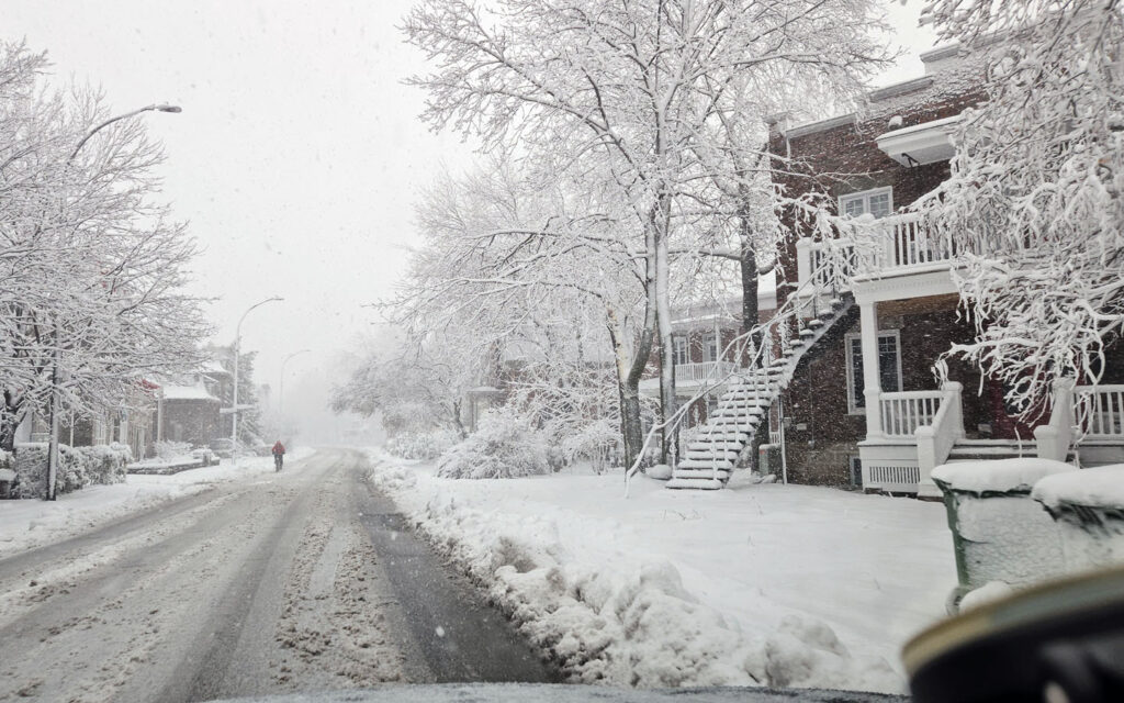 Vale a Pena Visitar Montreal no Inverno? A Realidade (Nua e Gelada) de quem mora aqui 2 Dia comum num bairro residencial em Montreal durante o inverno.