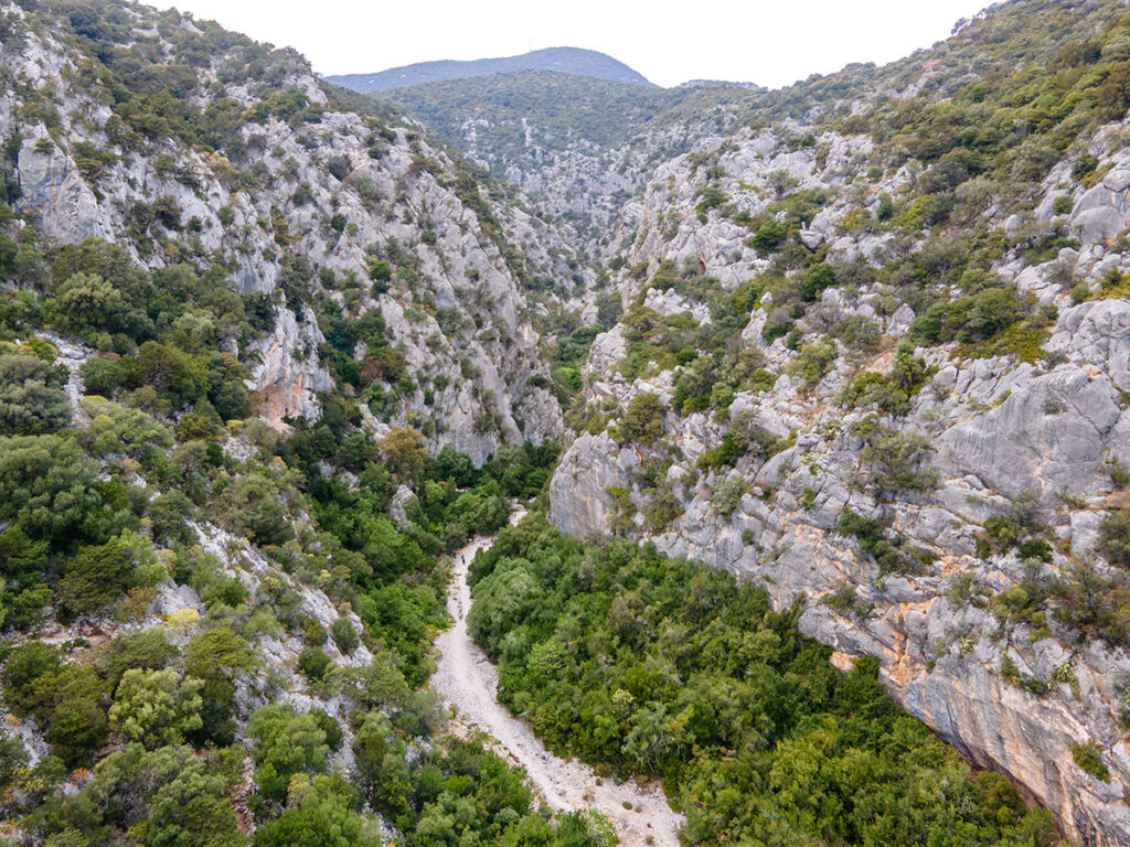 Guia Completo Kourtaliotiko Gorge: Como visitar a cascata secreta em Creta