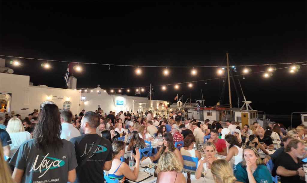 Noite no Porto de Naoussa em Paros