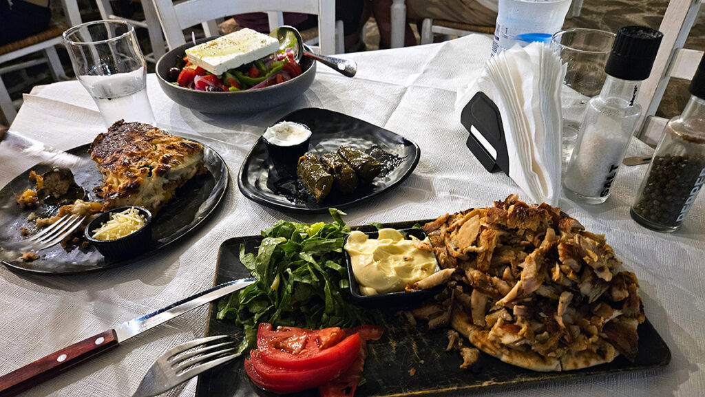 salada fresca com queijo feta cremoso, giroscópios crocantes, moussaka caseira e mezedes.
