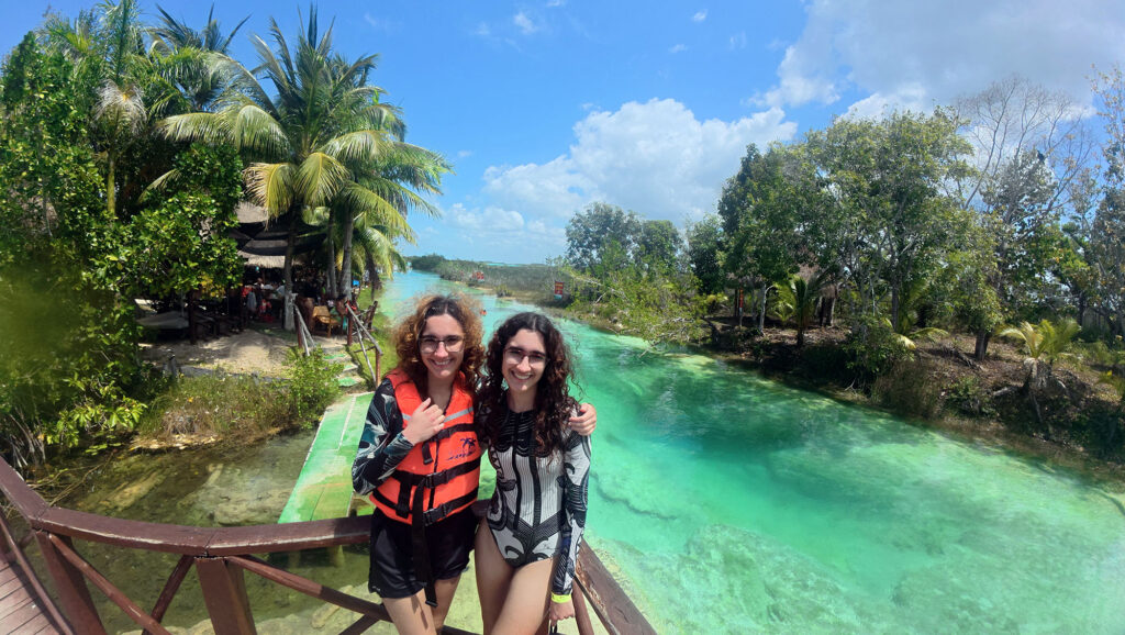 3 Dias em Bacalar: o que fazer na cidade da lagoa de 7 cores 4 Canal estreito de Los Rápidos com águas azul-turquesa em Bacalar