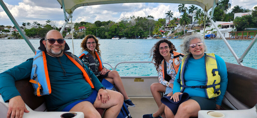 3 Dias em Bacalar: o que fazer na cidade da lagoa de 7 cores 6 Passeio de barco pontão navegando pelas águas calmas da Lagoa de Bacalar