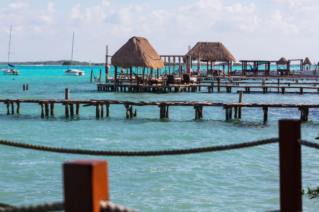 3 Dias em Bacalar: o que fazer na cidade da lagoa de 7 cores 11 Píer de madeira avançando sobre a Lagoa de 7 Cores em Bacalar